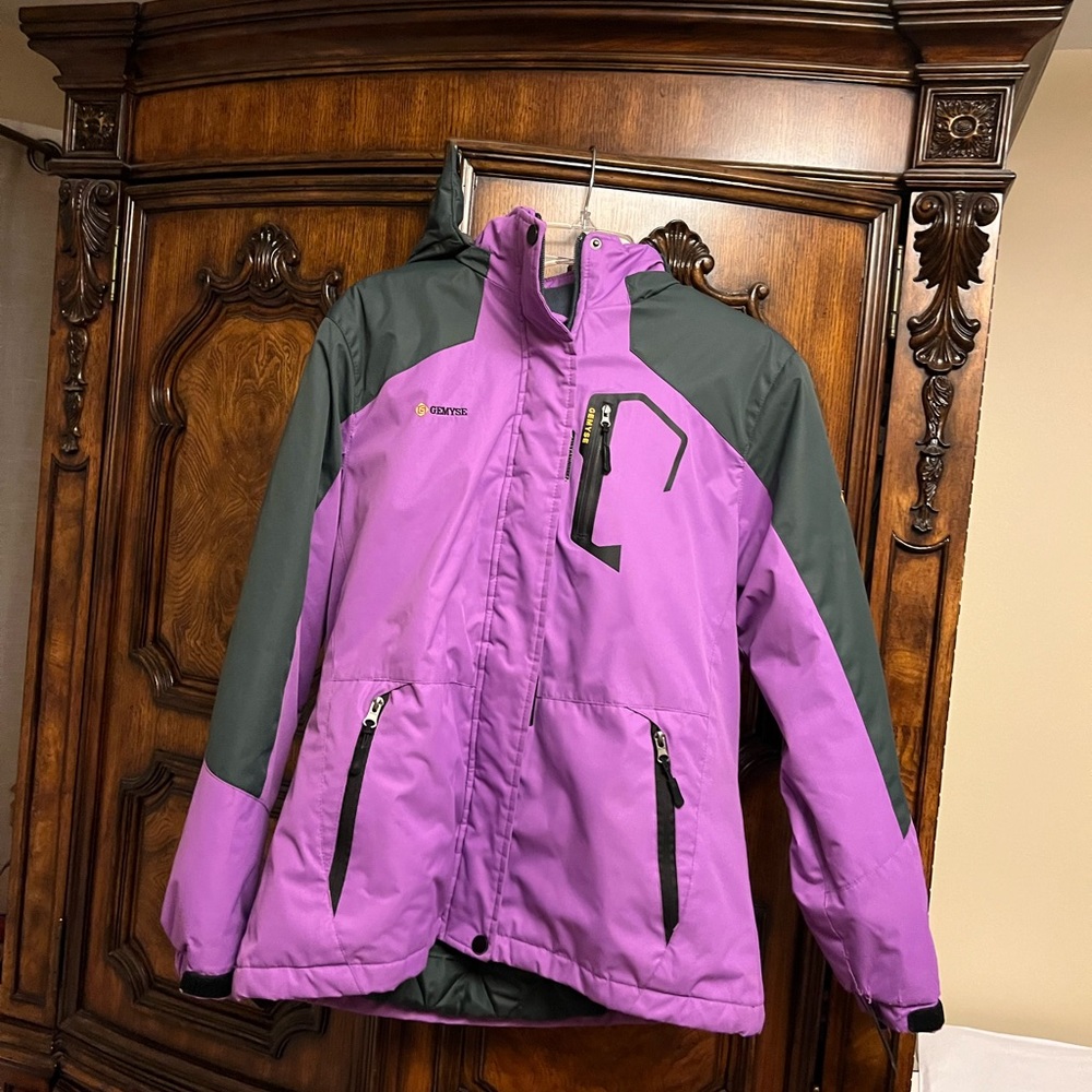 GEMYSE girl’s waterproof ski/snow jacket/windproof winter jacket with hood.